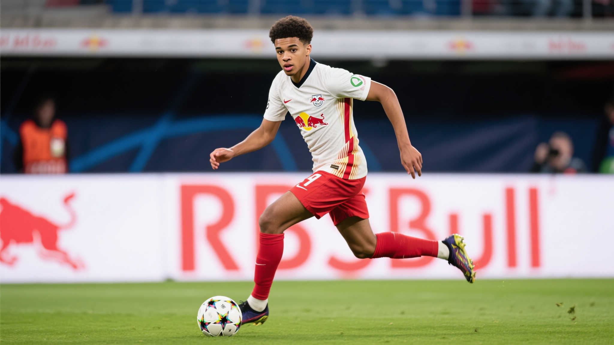 热刺与切尔西齐盯RB莱比锡中场西蒙斯，引两队争夺焦点